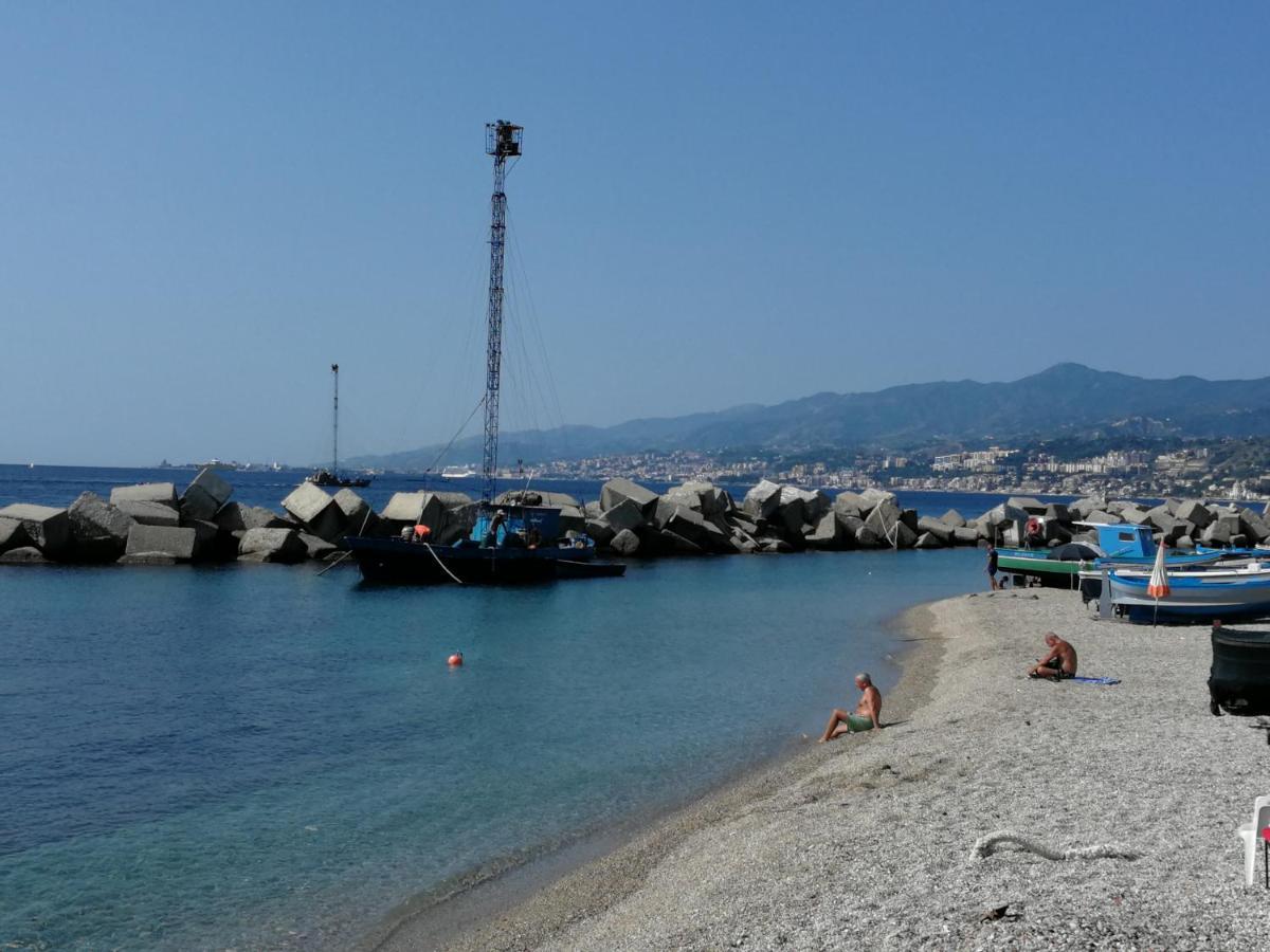 La Conchiglia D'Oro - Appartamento Deluxe Fronte Mare Messina Esterno foto